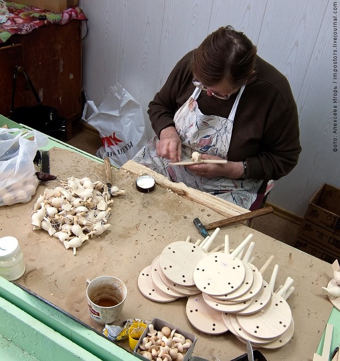 Một món đồ chơi truyền thống của người Nga được chế tác từ gỗ Đoan